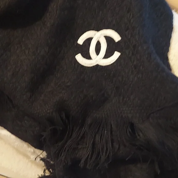 CHANEL GWP Knit Scarf with Logo - Picture 6 of 7